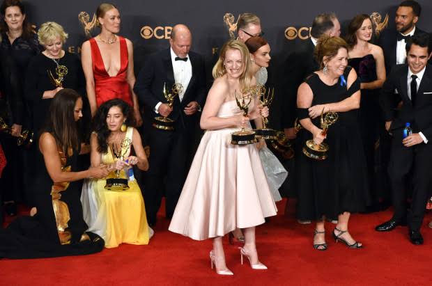 HandmaidsBR's tweet photo. Tivemos Elisabeth Moss ganhando como Melhor Atriz, Ann Dowd como Atriz Coadjuvante e Alexis Blendel como Atriz Convidada 😍😍💕💕
E ainda levamos por melhor roteiro, fotografia e direção 😍💕💕
#HandmaidsTale #Emmy2017 https://t.co/1vA3k89QV3