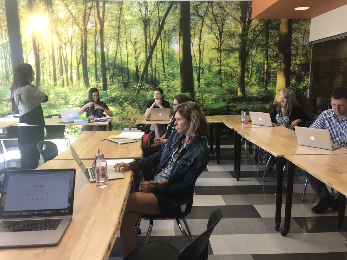 phyppolite's tweet photo. Réalité virtuelle et #GoogleEdu avec notre équipe du 3e cycle et @maulamm -merci @cpfeep ! https://t.co/2kZ2Ms97Q7