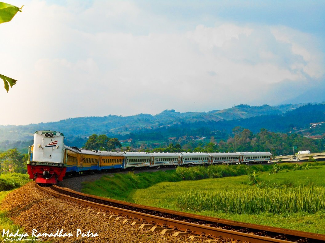 KAI121's tweet photo. "Ketakutan tidak ada di mana pun kecuali di dalam pikiran.” 

- Dale Carnegie -

Selamat pagi #SahabatKAI

#JumatBerkah #AyoNaikKereta #WonderfulIndonesia | Photo by: Madya Ramadhan Putra https://t.co/q5YdkVkG17