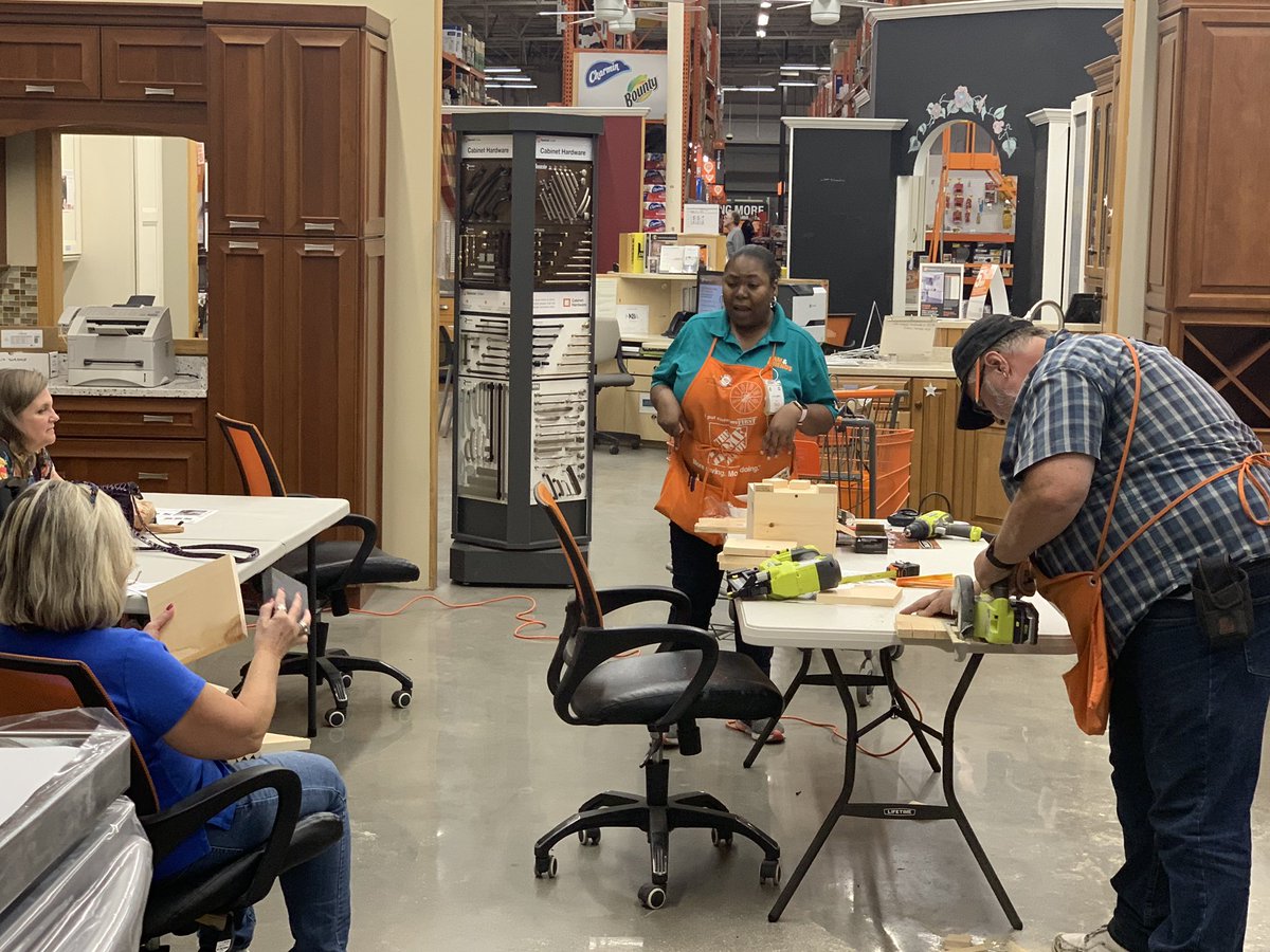 M_Carter_SM's tweet photo. @t_mara476 and D25 associate Doug leading the #DIHWORKSHOP https://t.co/RrnHVVjZ3b