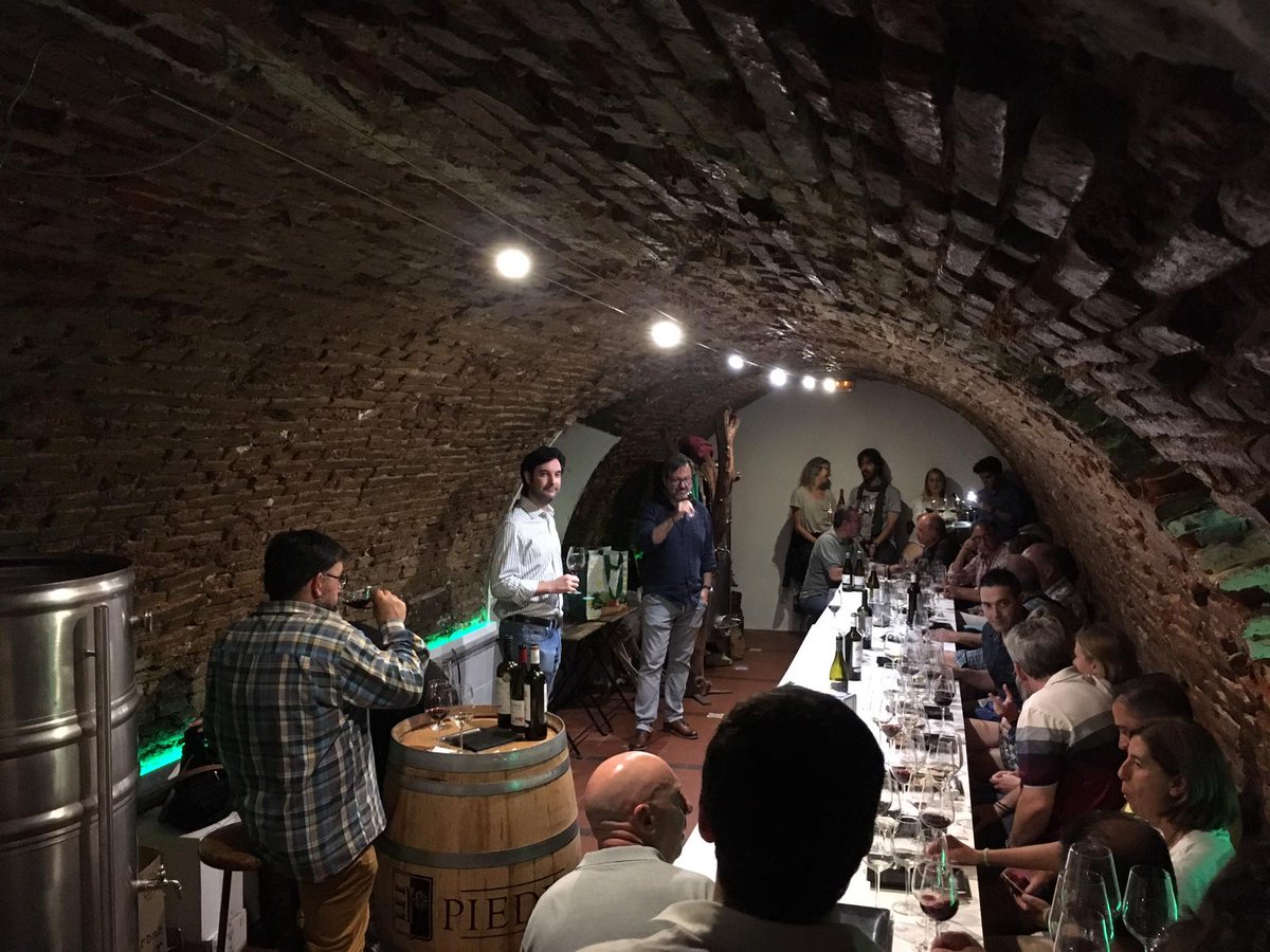 microbodegavall's tweet photo. #supercata de Javier rodriguez
Con sus #supervinos en
#pucela
#microbodega
#valladolid
#garnacha
#tintadetoro
#verdejo https://t.co/A7L6x8FaP5