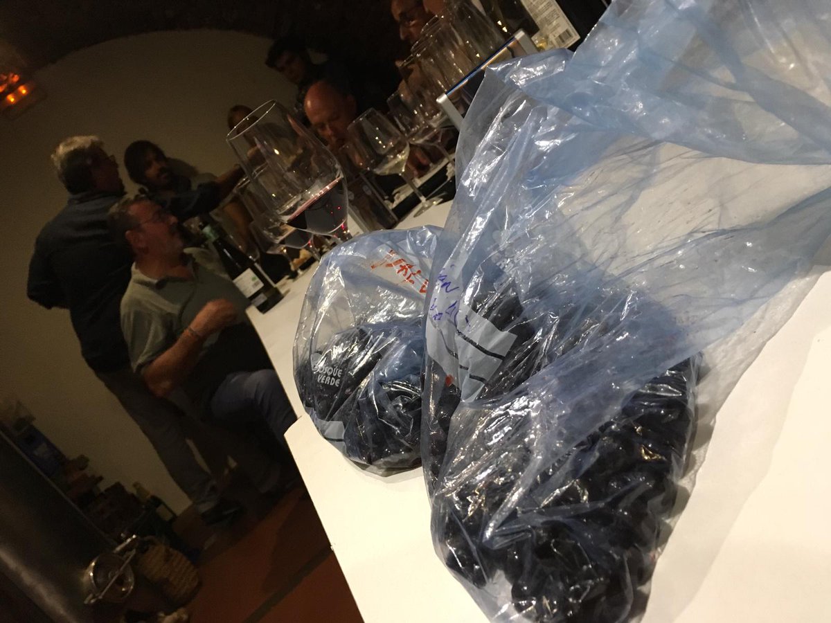 microbodegavall's tweet photo. #supercata de Javier rodriguez
Con sus #supervinos en
#pucela
#microbodega
#valladolid
#garnacha
#tintadetoro
#verdejo https://t.co/A7L6x8FaP5