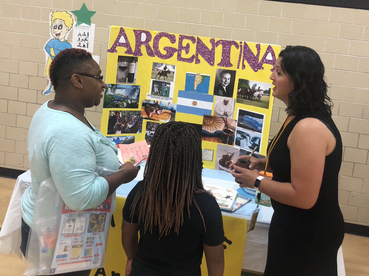 Dual Language and EL teams promoting Hispanic Heritage at Pleasant Run cultural night. <a href="/PleasantRunElem/">Pleasant Run Elem.</a> <a href="/msdwarren/">MSD of Warren Township</a>