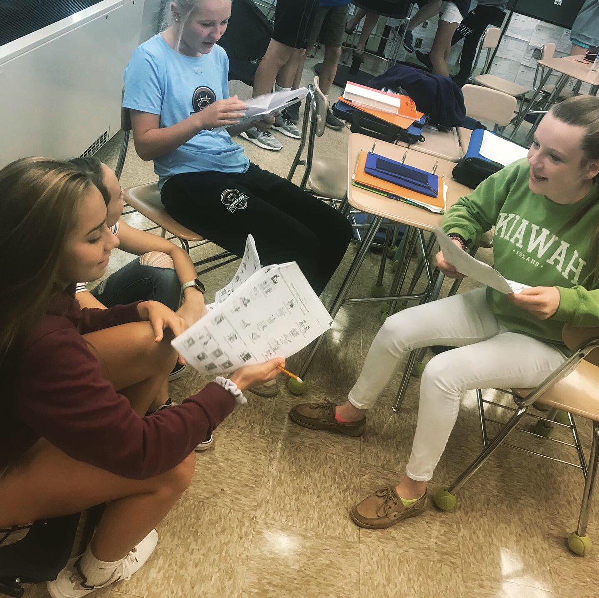 holasracomber's tweet photo. Interpersonal speaking task; what middle schoolers ❤️ most 😂 #misactividadespreferidas #mividaideal #crazyspanishteacher #interpersonalspeaking #sealofbiliteracy #pathtoproficiency @actfl @BCPS_Sup @CbyersChristina @OWLteamBCPS @BiliteracySeal @Hereford_MS https://t.co/5NeOWpqiPn