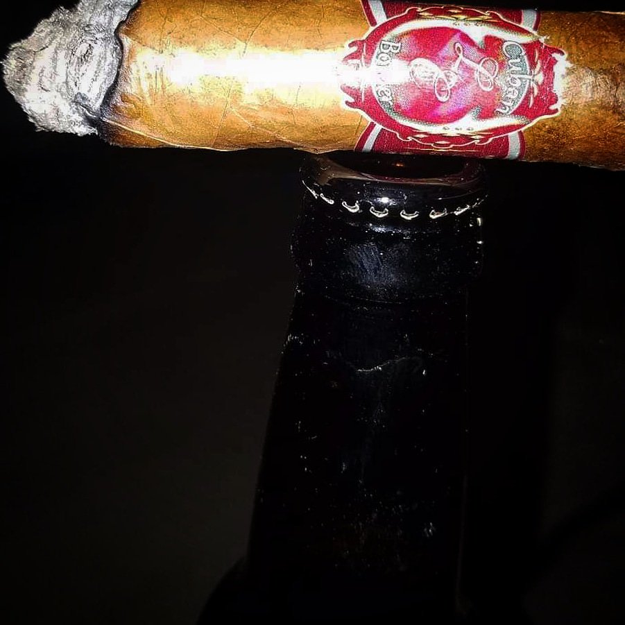 MartincdWfg's tweet photo. The #BOTLAZ Keaton chillin pool side on with a #Brewski and a #CasaLovo #CubanBorder #CigarPorn to cool down on one of the many #Arizona summer nights. Too bad I didn't get an invite. #CigarLife #CigarLover #LovoLover https://t.co/kygbAsJ1bC