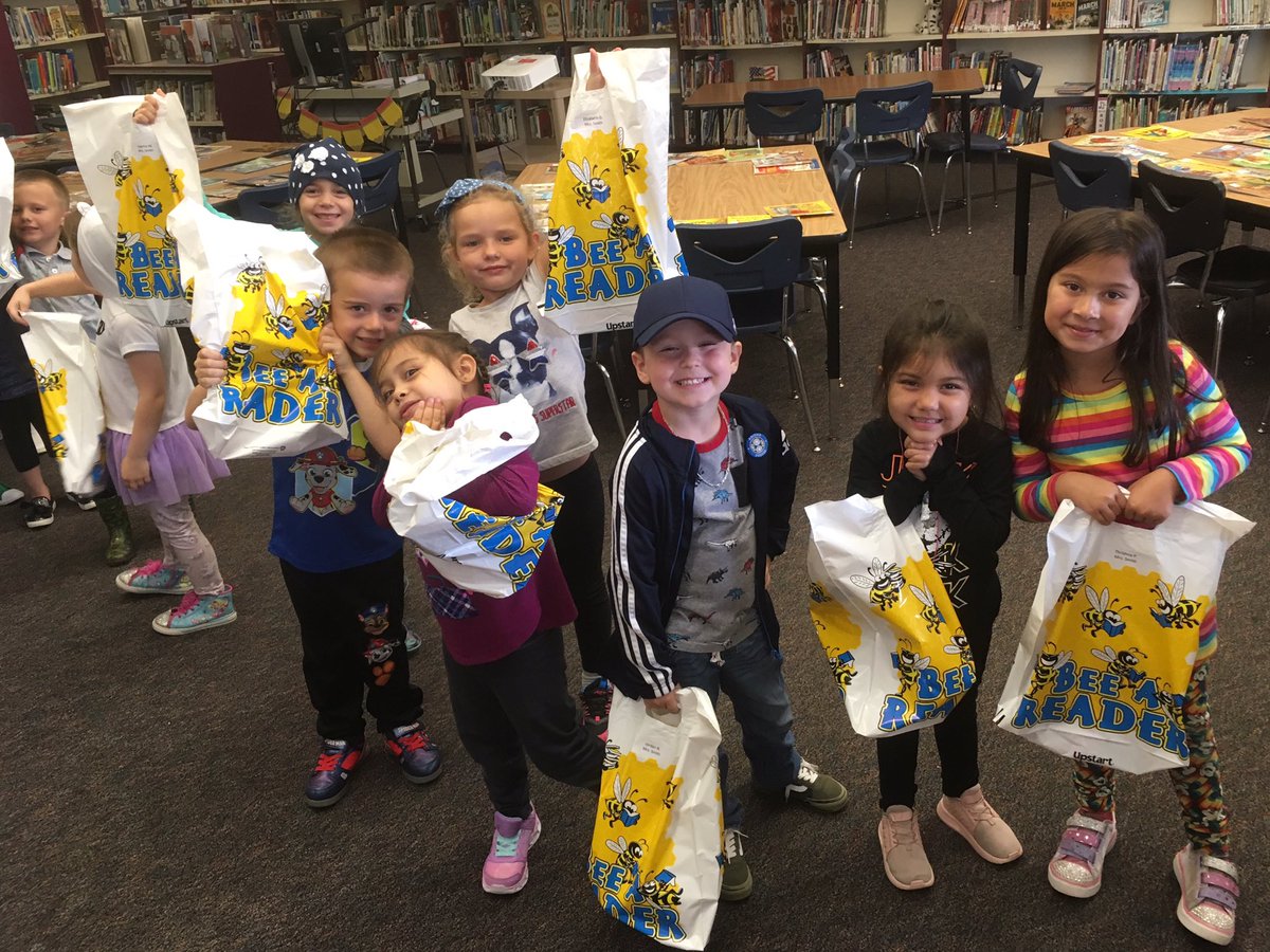 SiftonLibrary's tweet photo. Excited kindergartners checking out their first library book! @EpsLibraries #siftonsuperstars #firstlibrarycheckout #lifelongreaders #read https://t.co/h9gwzoyUnM