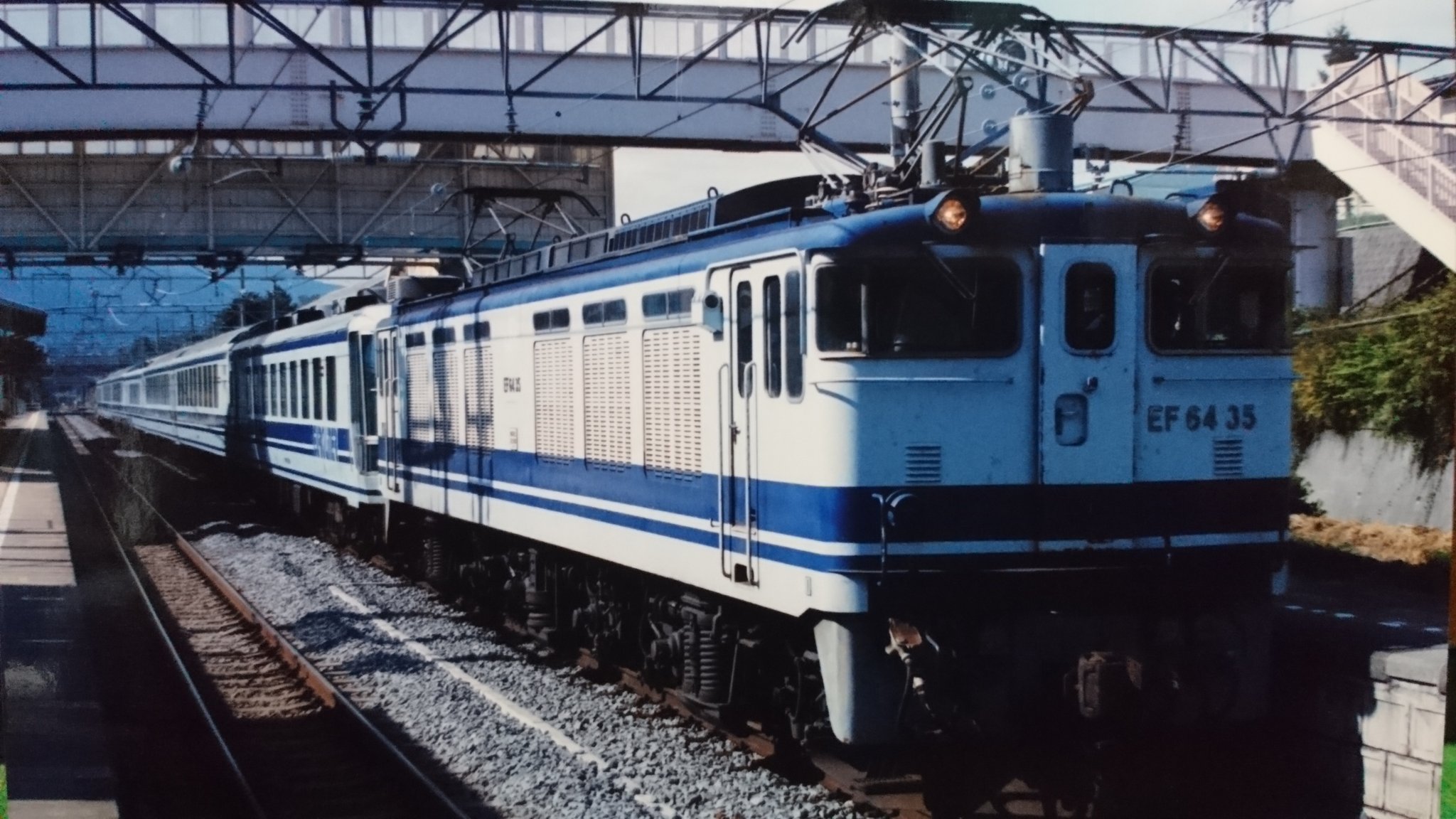 上野東京ライン 高槻行き En Twitter 懐かしい写真 ユーロ専用機 Ef64 66 ユーロピア Ef64 35 ユーロマーク無 ユーロライナー Ef65 106 ヘッドマークステー無 ナコ展 ユーロ機は多くて楽しかったですね T Co Azxalgeq3u Twitter