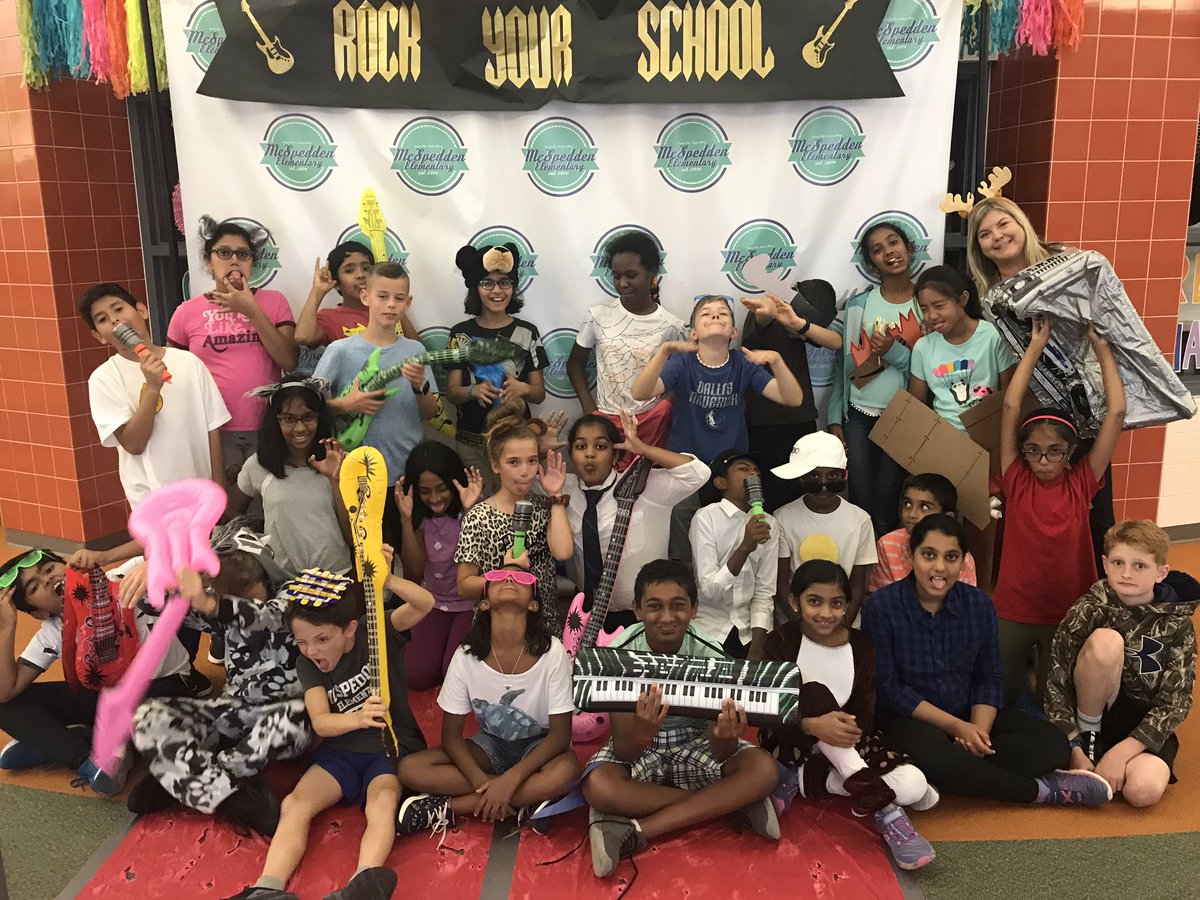 MrsElrod5's tweet photo. A few group pics of my homeroom today https://t.co/Iv6BDM3gZO