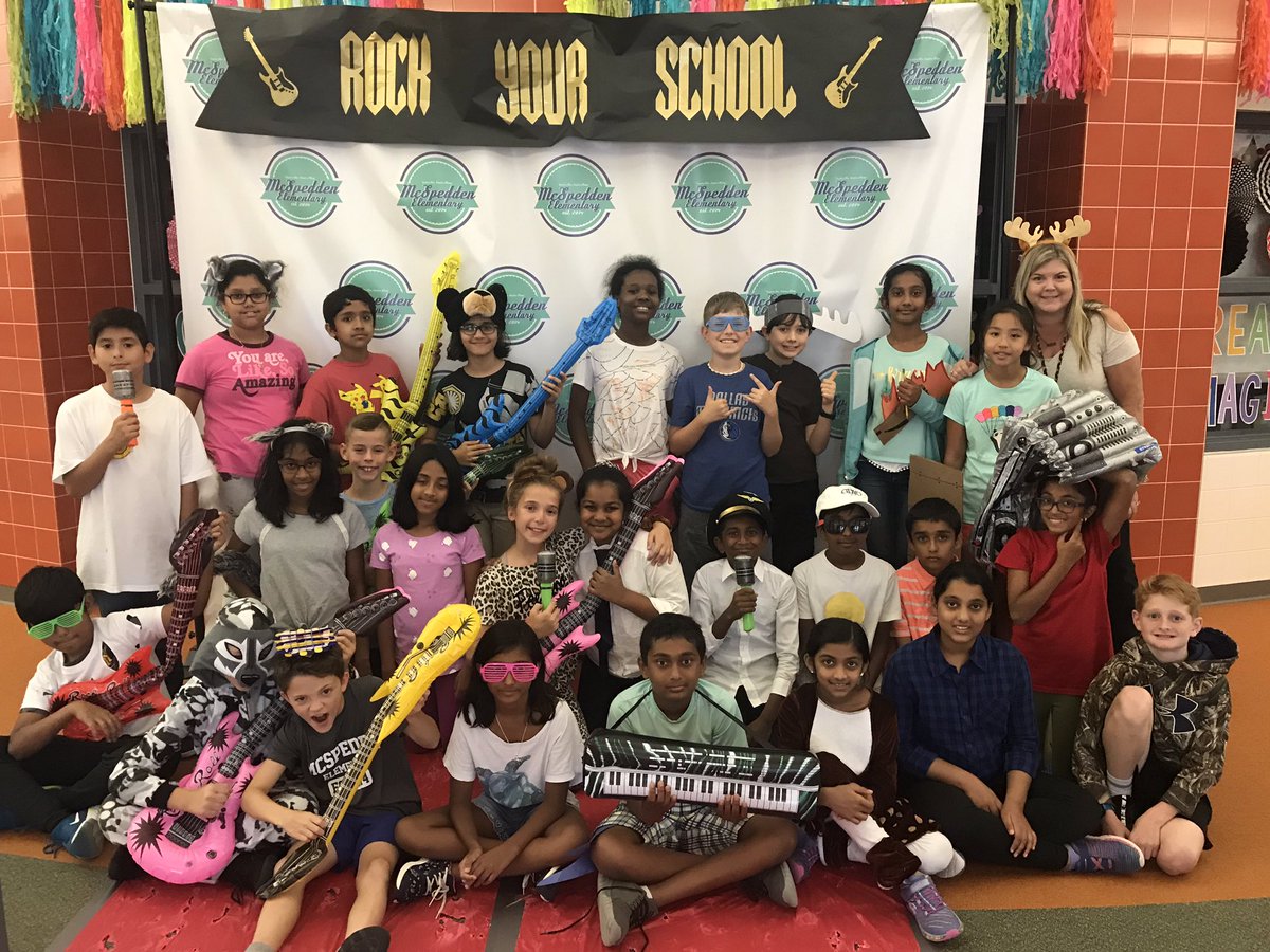 MrsElrod5's tweet photo. A few group pics of my homeroom today https://t.co/Iv6BDM3gZO