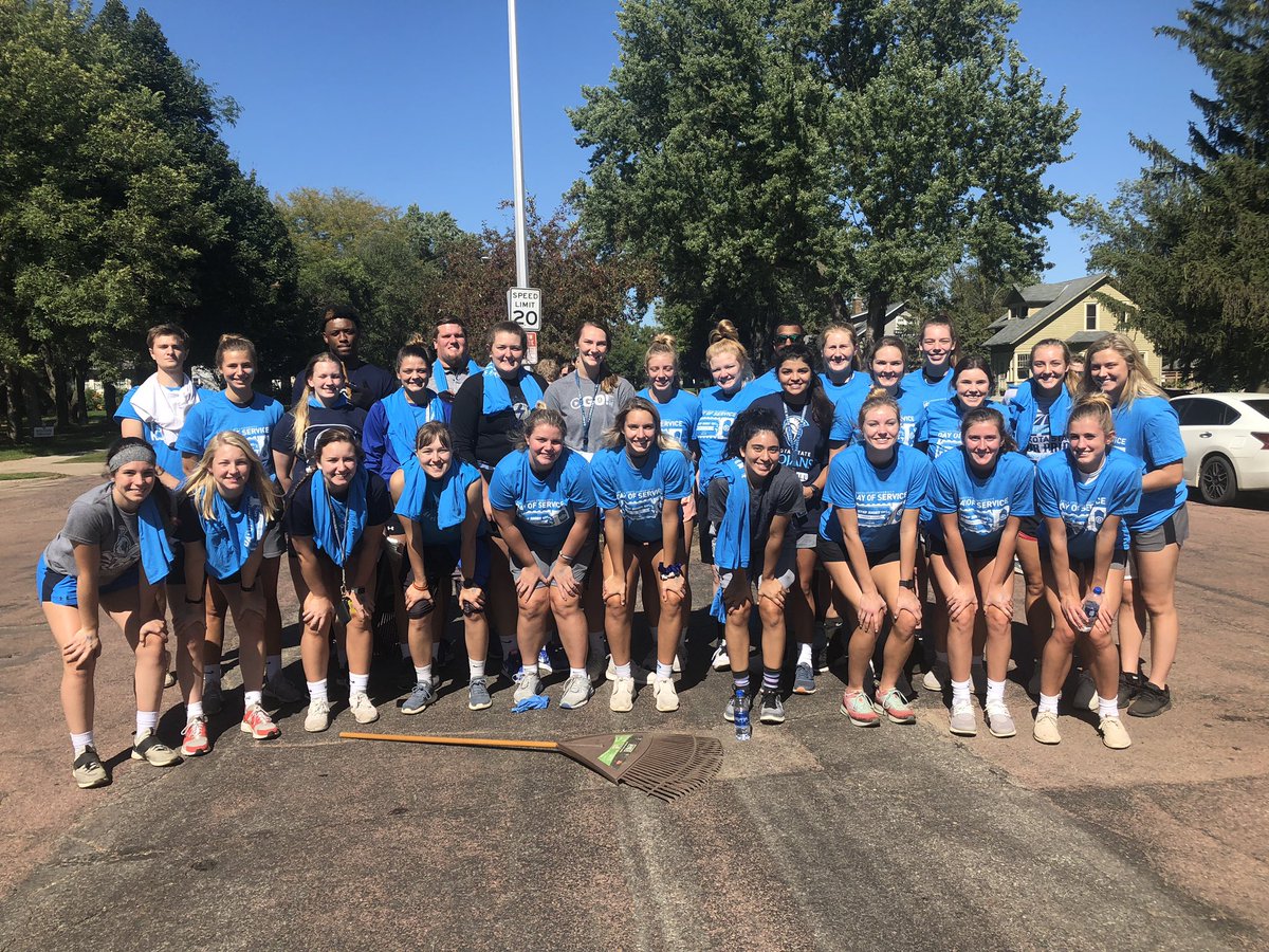 dakotastate_wbb's tweet photo. DSU Service Days yesterday!Thankful to be a part of such an amazing community and university!  #BetterThanYesterday #BeUncommon #WeAreDSU #DSUTrojanPride #DSUDriventoHelp https://t.co/rdaeDl0z85