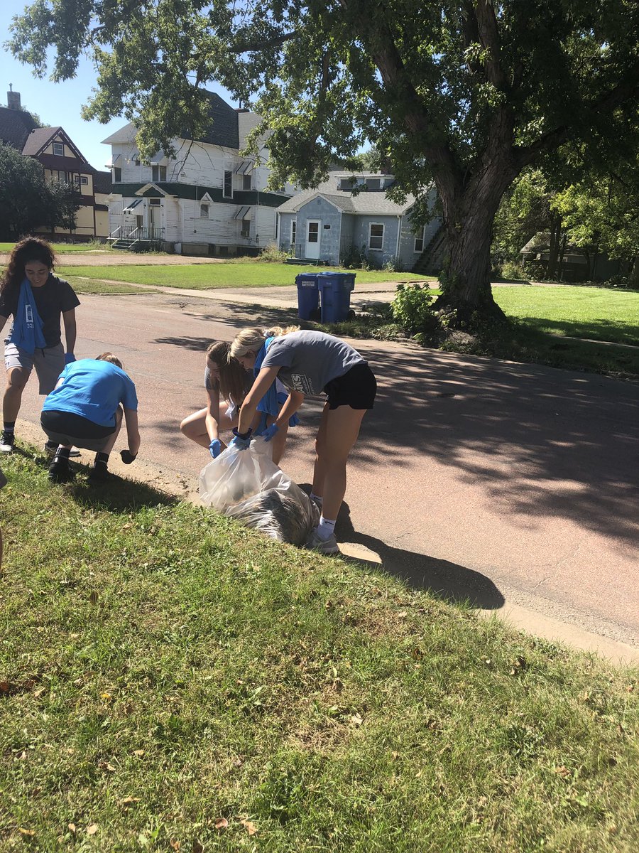 dakotastate_wbb's tweet photo. DSU Service Days yesterday!Thankful to be a part of such an amazing community and university!  #BetterThanYesterday #BeUncommon #WeAreDSU #DSUTrojanPride #DSUDriventoHelp https://t.co/rdaeDl0z85