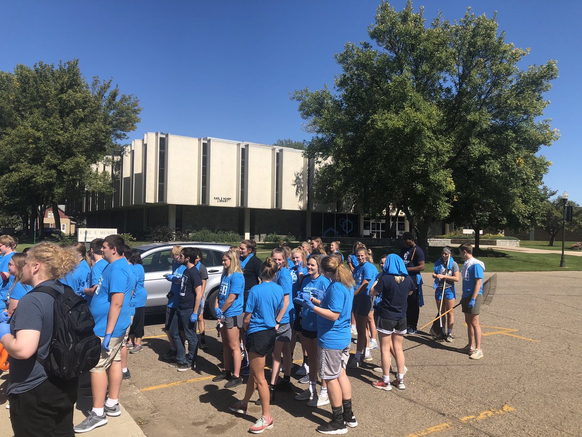dakotastate_wbb's tweet photo. DSU Service Days yesterday!Thankful to be a part of such an amazing community and university!  #BetterThanYesterday #BeUncommon #WeAreDSU #DSUTrojanPride #DSUDriventoHelp https://t.co/rdaeDl0z85