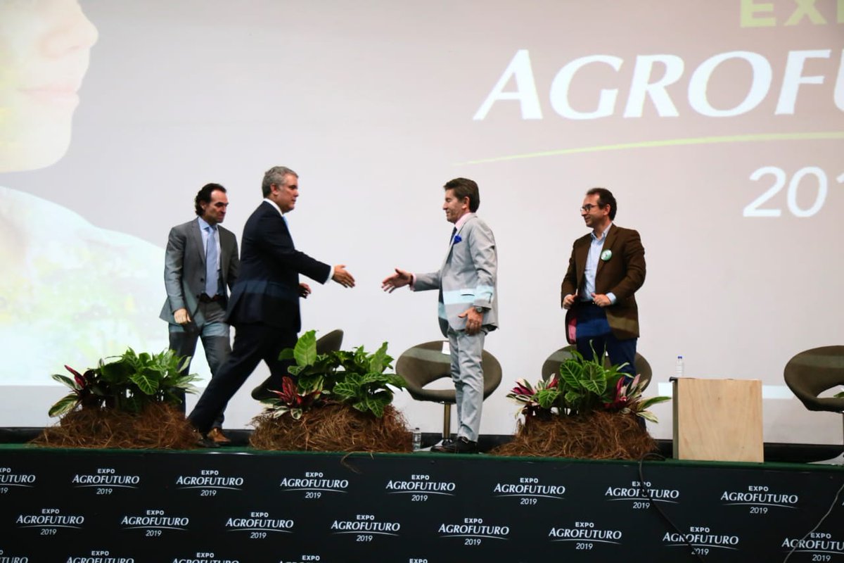 En Antioquia tenemos aproximadamente 450.000 jóvenes campesinos, a todos los que se gradúen del bachillerato los vamos a becar, para que estudien carreras relacionadas con el agro y se comprometan a modernizar la ruralidad. <a href="/IUDIGITAL/">IUDigitalDeAntioquia</a> #PiensaEnGrande #CumpleLaPalabra