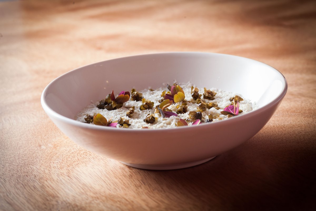 Esquites con quesos poblanos y alcaparras