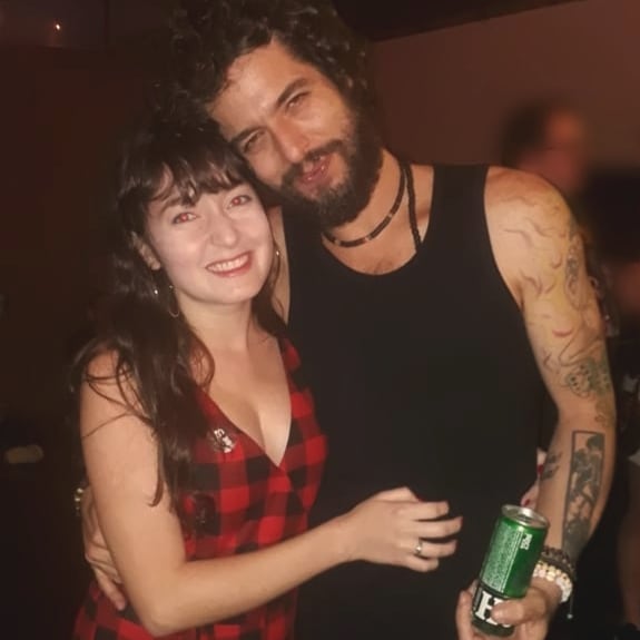 re_mp4's tweet photo. quero esse #tbt aqui também, um dos poucos homens que eu amo <3 kkkkk
#matriz #turnematriz #pitty https://t.co/x6PGdw38Hf