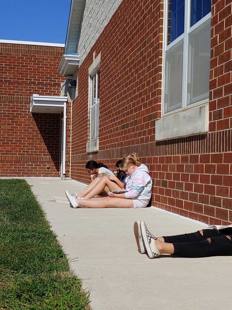 ms_banks_class's tweet photo. The best way to celebrate finishing your genre test...reading outside! #msbanksclass #freetimechoice #beautifuldaytoreadoutside https://t.co/ltMhzrjd2K