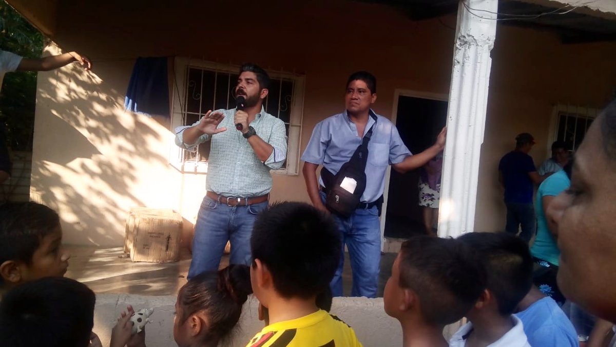 PacoCelorio's tweet photo. Seguimos trabajando cerca de las comunidades y regresamos a la ranchería Boqueron a escuchar el sentir ciudadano y poder brindar nuestro apoyo solidario a los niños en sus estudios de inicio de ciclo. 

#YaNosToca un #CentroVerde y ciudadano! https://t.co/wgBNlfXXJ5