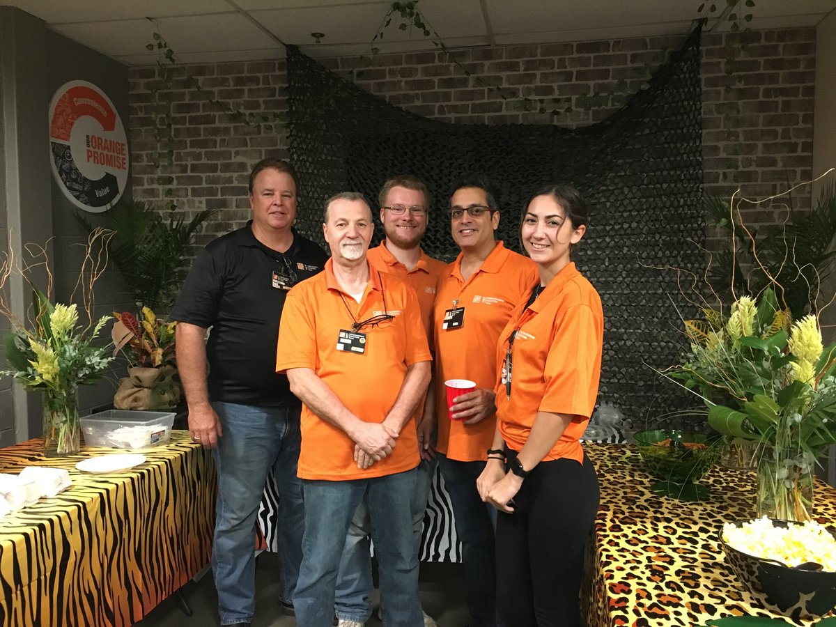 JWSmallacombejr's tweet photo. D148 RET enjoying success sharing with store 1267 freight team #successsharing. https://t.co/Pcv8zSl6EV