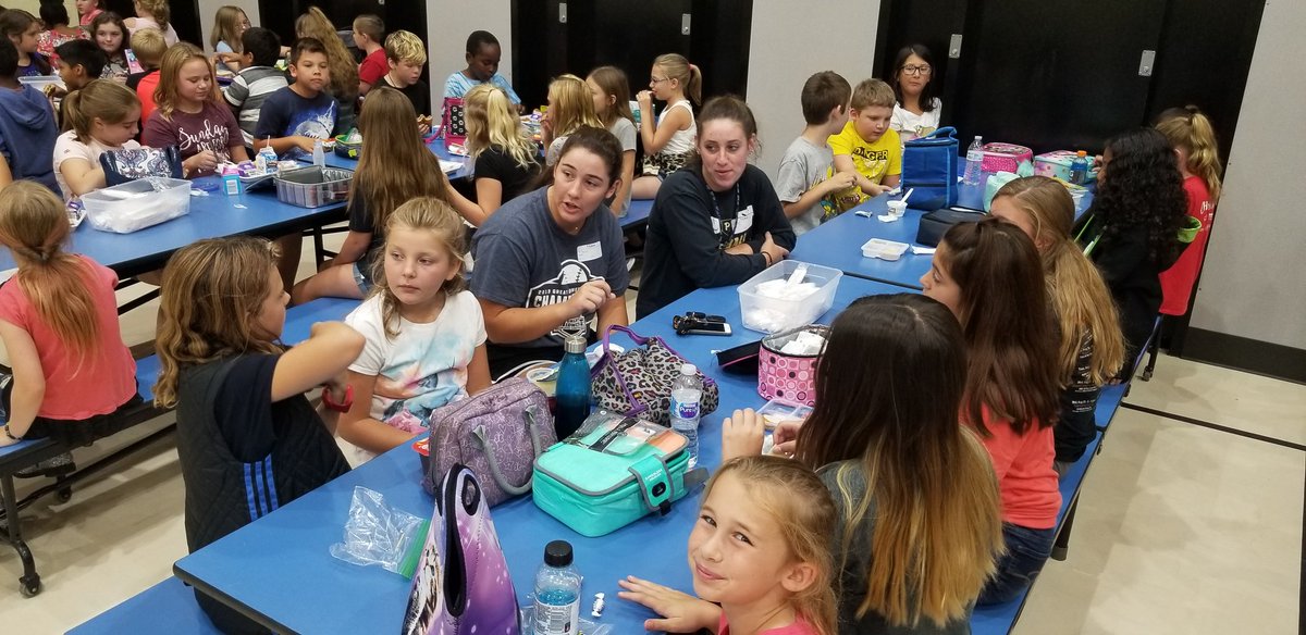 msstillingsfcs's tweet image. Thank you @UFSAAC for your time that you are giving our students!!! They are having a blast with all of you!!! @Rachel_Vander8 #TrojanTrue #BeBIG #SAMproject #universityoffindlay @UFOilerSoftball @ufindlay