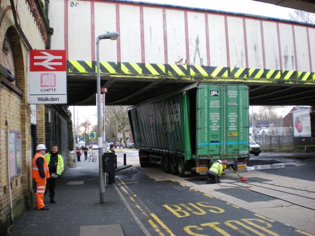 DVSAgovuk's tweet photo. Checking your commercial vehicle height should now be part of your daily walk around checks. Doing so could help you avoid the below. #lorriescantlimbo #truckscantduck @networkrail https://t.co/gL4WS6265J