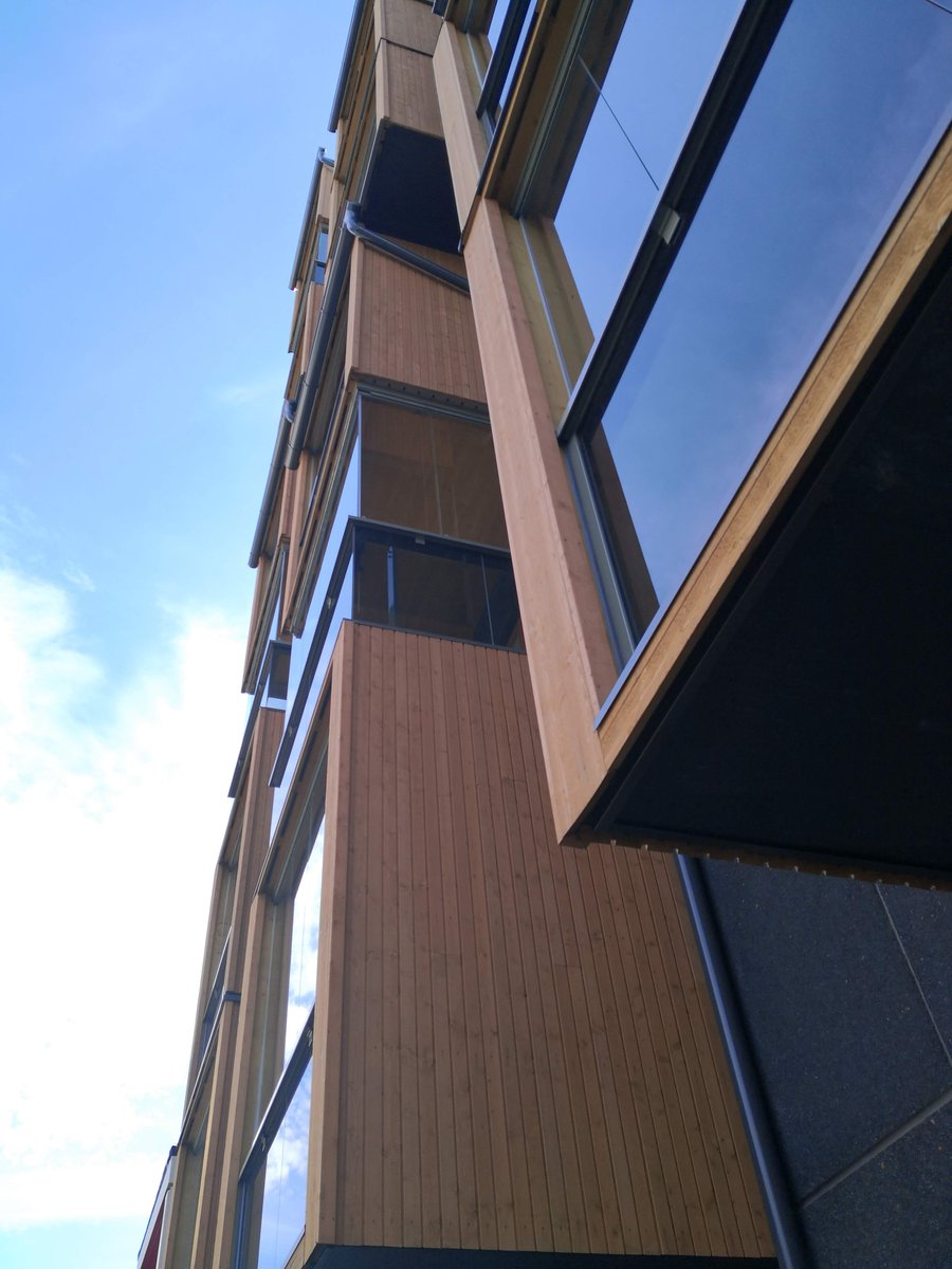 #puu on loistava materiaali piristämään perinteisiä betonipintoja. Tampereen Kalliorinteellä valmistui kerrostalo trendikkäällä ilmeellä #woodia #puurakentaminen #rakentaminen #rakennesuunnittelu #ulkoverhous #julkisivu