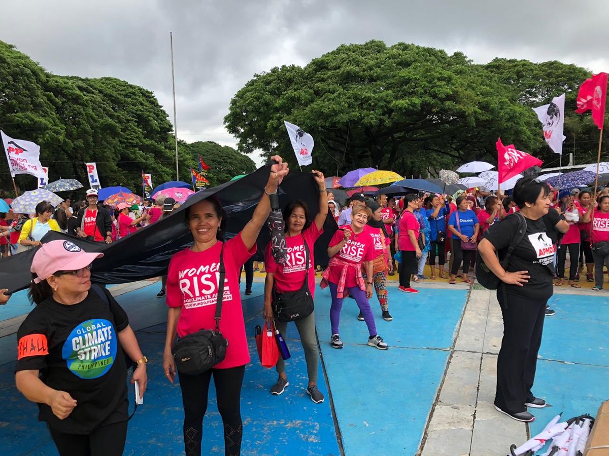 gpph's tweet photo. For the past few days, we’ve joined climate-impacted Filipinos standing up to fossil fuel companies, calling them out at their very doorsteps. 

Now there’s a growing number of people raising the alarm for #ClimateJustice!

#ClimateEmergencyHour
#ClimateStrike https://t.co/KO7fPfsXMl