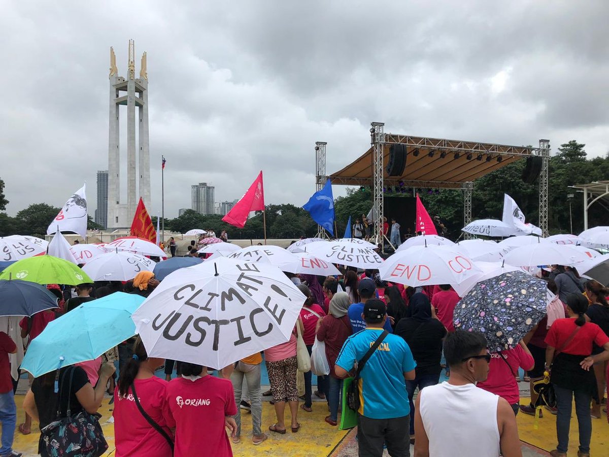 gpph's tweet photo. For the past few days, we’ve joined climate-impacted Filipinos standing up to fossil fuel companies, calling them out at their very doorsteps. 

Now there’s a growing number of people raising the alarm for #ClimateJustice!

#ClimateEmergencyHour
#ClimateStrike https://t.co/KO7fPfsXMl