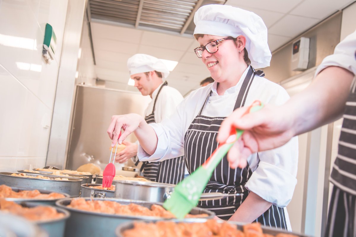 Team Abrona rent dit weekend mee met de #Socialrun.🏃‍♀️🏃‍♂️ Wij wensen BraZZerie &amp; Bakkerij Abrona en Hotel Restaurant Abrona heel veel #succes met deze uitdaging! 🍀

Maar, zij hebben jouw #steun ook nodig! Help jij hen ook een handje? ⌲ bit.ly/donerensocialr…