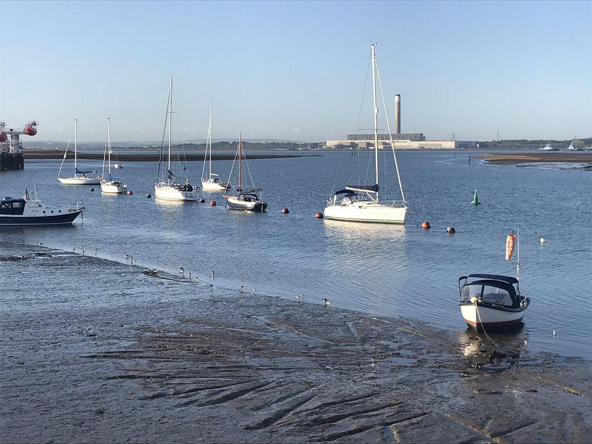Hamblepoint's tweet photo. Beautiful day dawned on the #Hamble this morning with very low spring tide. Let’s hope for a few more sunny days. https://t.co/k89C2DiB4k