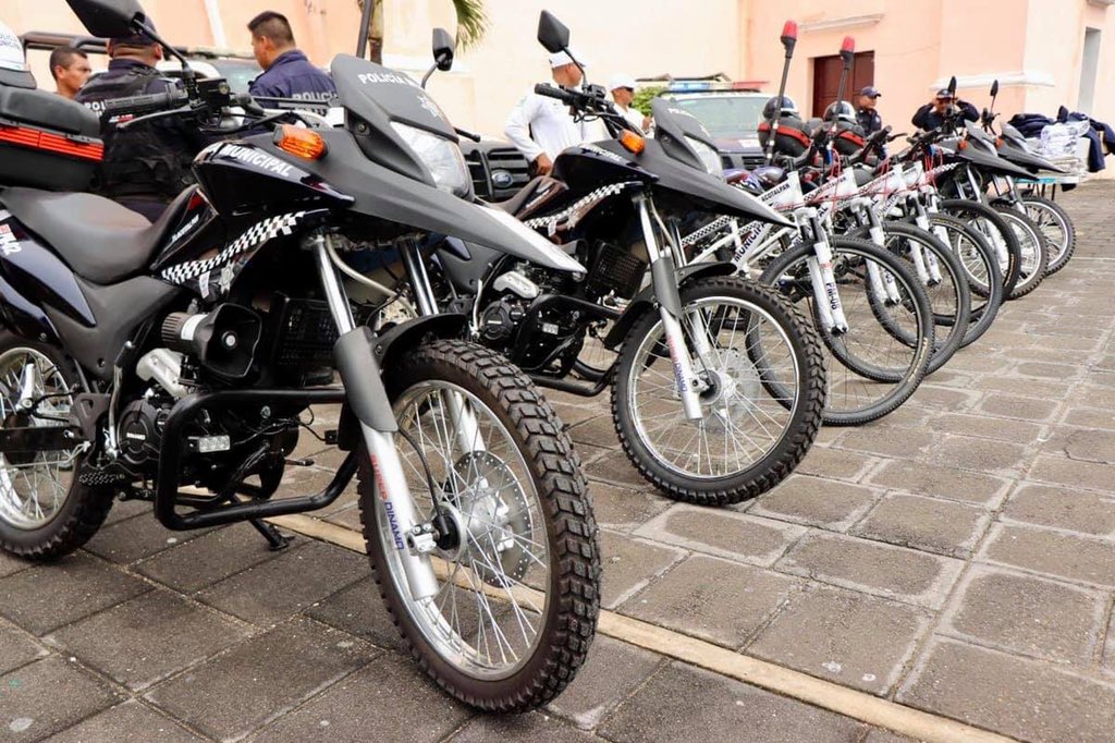 RomeroPerezChr's tweet photo. Les platico que entregamos nuevas herramientas para fortalecer nuestra Policía Municipal. Ya se encuentran circulando por nuestra hermosa ciudad motopatrullas equipadas, bicicletas para la policía turística y equipo táctico nuevo con el que desempeñan sus tareas de mejor manera. https://t.co/Bh2GiC5u5R