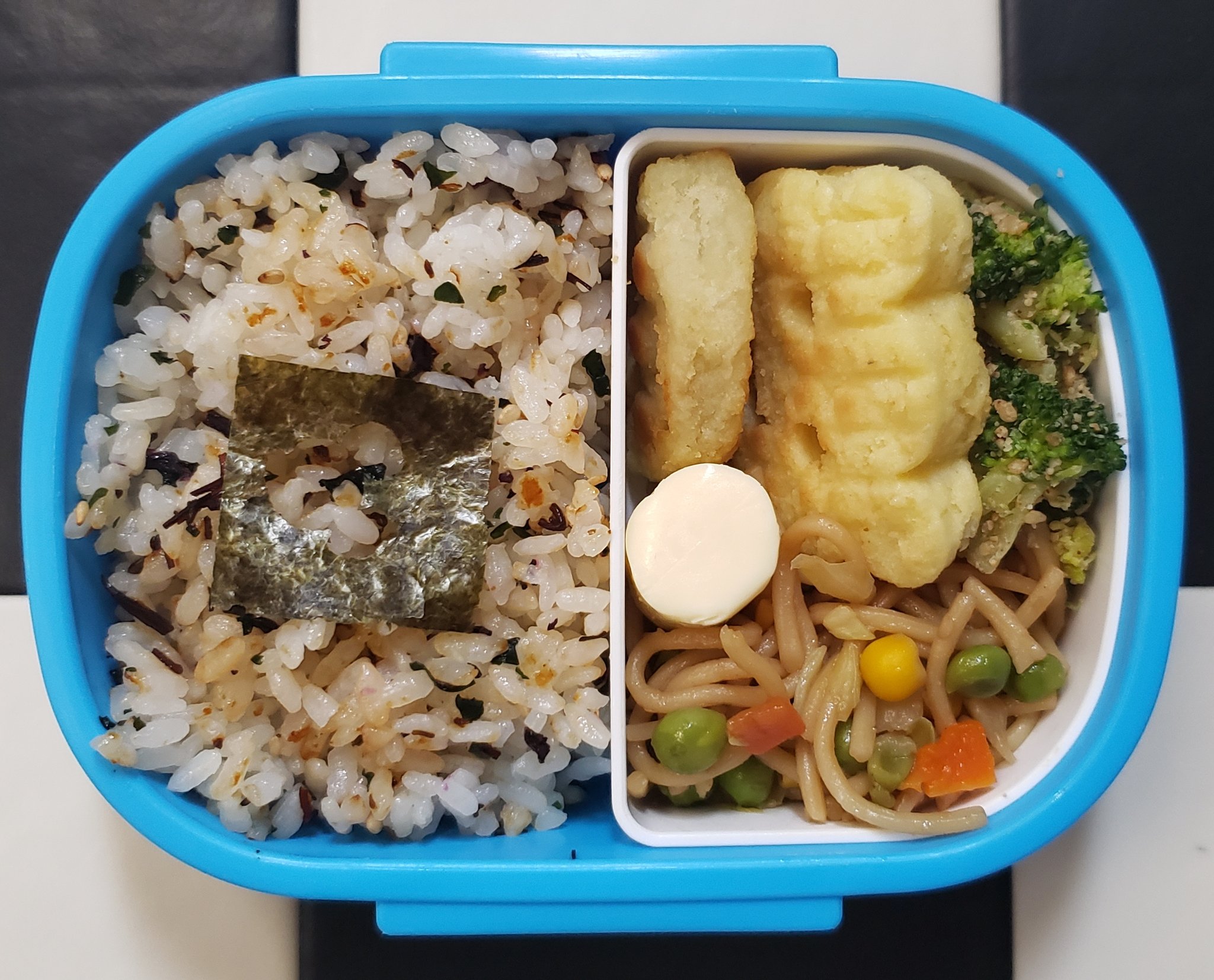 Hiyuri 今日のお弁当 昨日長男のお弁当は次男が食べたので中身は全く同じ内容 少し食欲ないみたいなので少しでも食べてきてくれるといいなぁ 特にライス 子供の弁当 幼稚園の弁当 長男の弁当 ふりかけごはん アンパンマンポテト くまさん