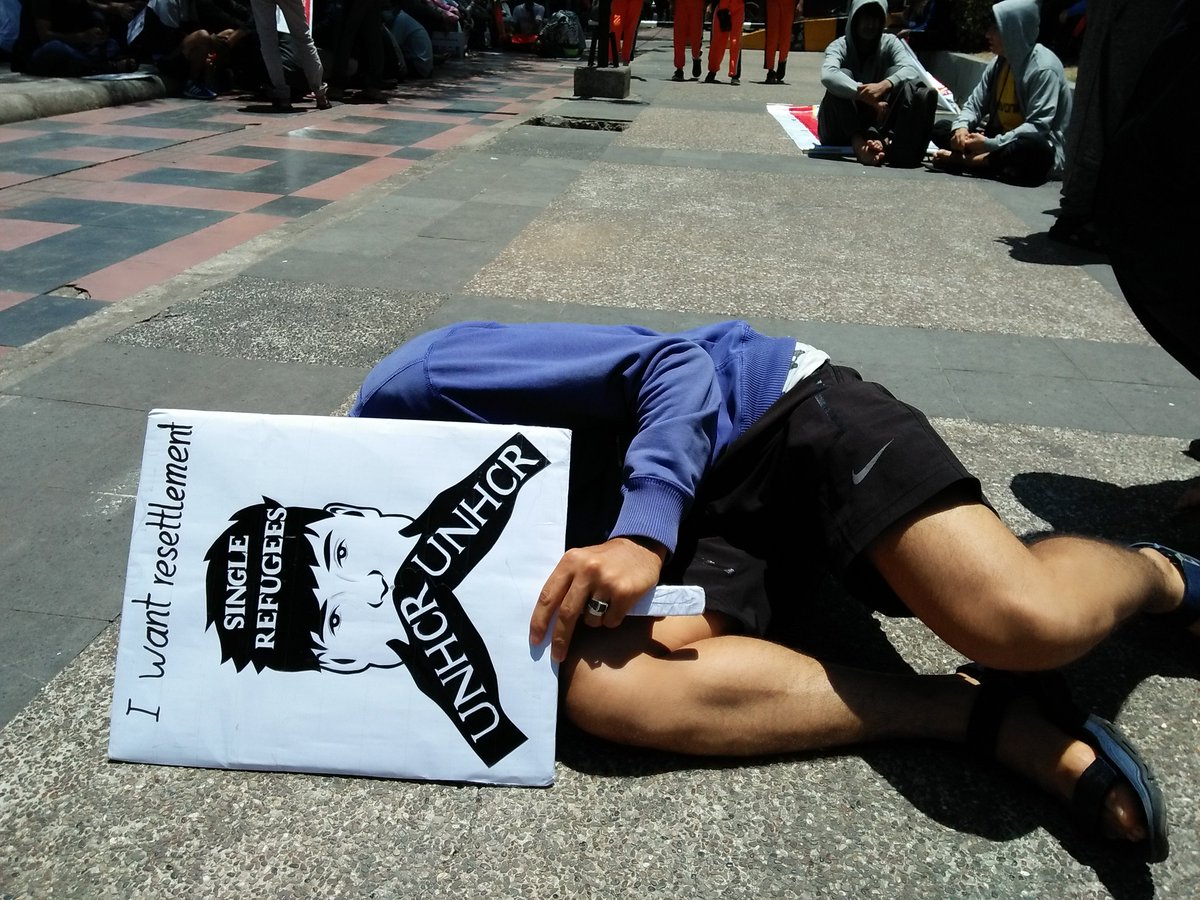 Esmatul90656438's tweet photo. #HELPREFUGEESININDONESIA 
#RESETTLEMENT4SINGLEREFUGEES 
We fled our country cause of terorism but UNHCR is pushing us down as criminals we are refugees,we are the victims of terorism and it's been more than 7 years that we are being the victims of UNHCR's policy
@AustralianLabor https://t.co/fIEXxDc6DW