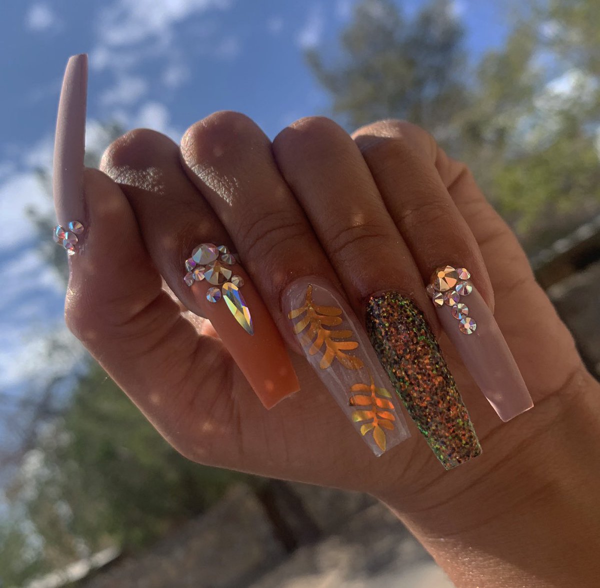 griisycalderonn's tweet photo. Fall season is here! 🍁🍂😍😍 
#fallnailDesign #ElpasoNailtech #NailPorn #SwarovskiCrystals https://t.co/vM6baTMR1r
