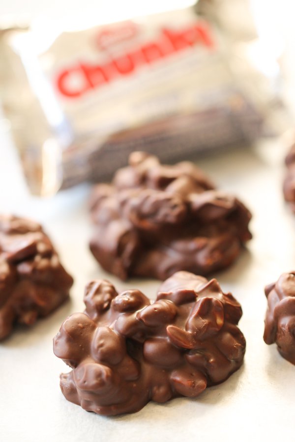 SixSistersStuff's tweet photo. This Easy No Bake Copycat Chocolate Chunky bar is the perfect little candy bar when you need a "Chocolate Fix". https://t.co/4Gk8aKBhju #sixsistersstuff #nobakedessert #chocolate #chunkybar #chocolateclusters https://t.co/Aabn5Ddzx3