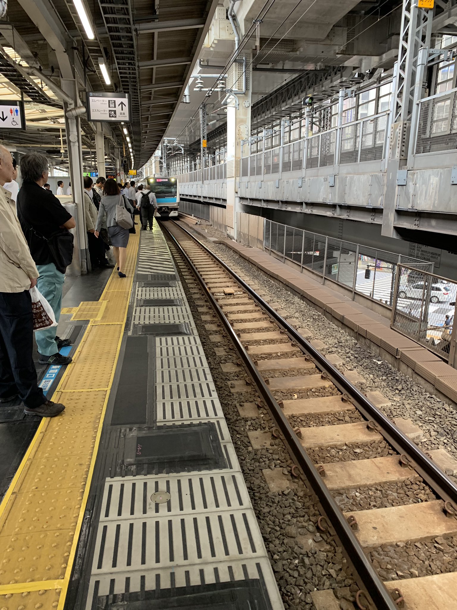 京浜東北線の神田駅で人身事故が起きた現場の画像