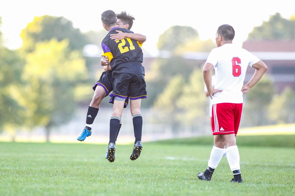 BowenArrowPhoto's tweet photo. When is a loss still a win? When you play as a team, communicate and support each other the entire game. Wins and losses come and go, these friendships will last forever. #KeepWorkingTogether #APride https://t.co/6qXTPjWNlI