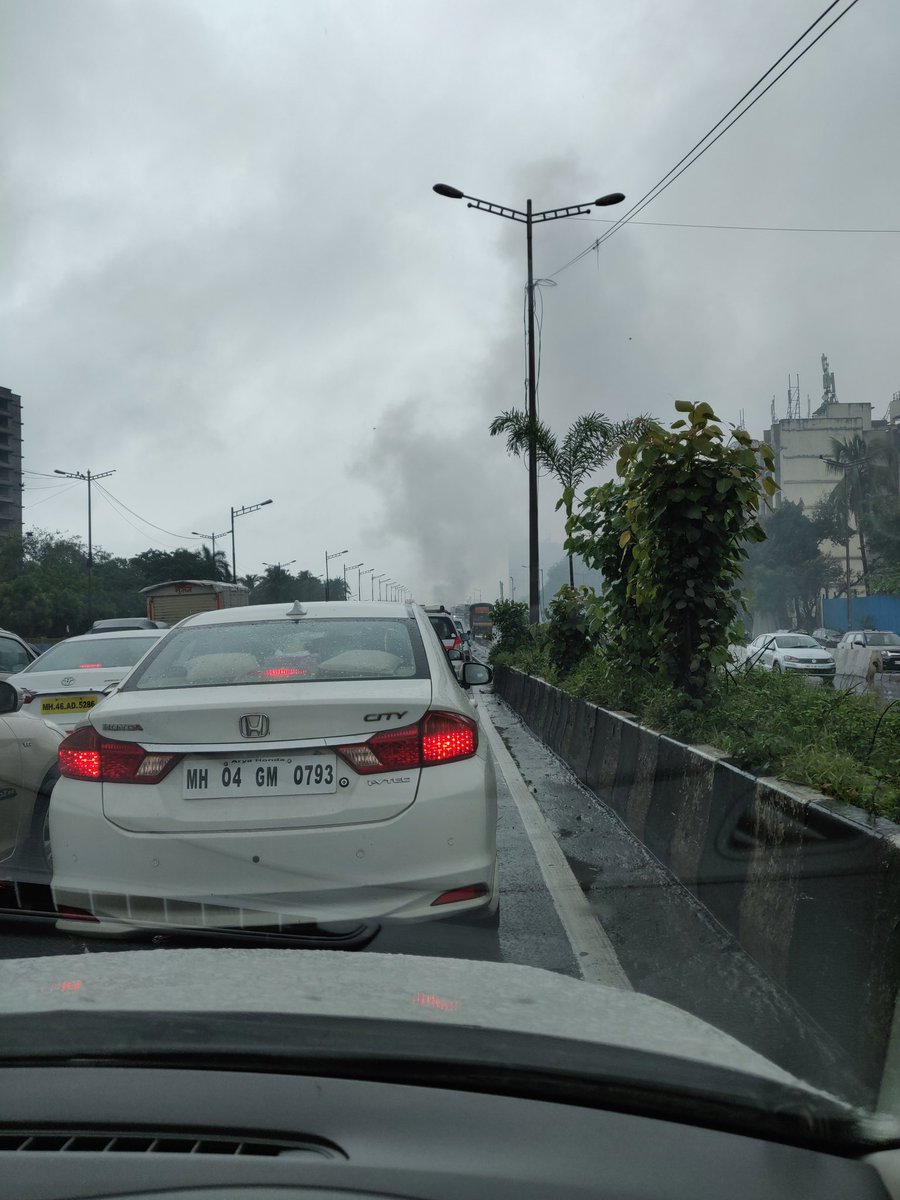 ceetee's tweet photo. Apparently a truck caught fire on the Kurla flyover on eastern express Highway just before the Suman nagar flyover. Southbound Traffic at a standstill for the past 10 minutes. @RidlrMUM @MumbaiPolice https://t.co/jN61QaEbaS