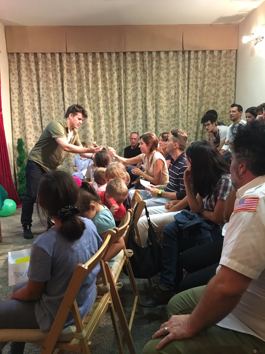 PrestigioManuV's tweet photo. Actuando en el Día de puertas abiertas de La Gran Escuela de Magia “Ana Tamariz” 

#Magia #amigos #público #talleres #profesor #ilusionista #escuela #mago #disfrutar #ilusionar https://t.co/KcOsYY2cqY