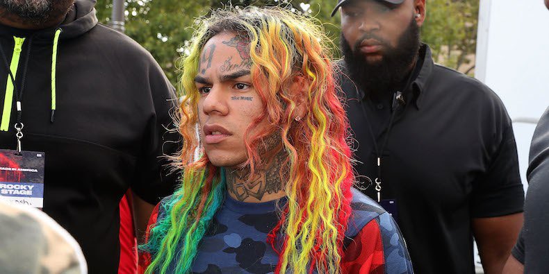 UKFREEDOMUNITE's tweet photo. BREAKING: 6ix9ine claims @FloydMayweather didn’t make it into the Nine Trey Bloods because he failed the reading test. https://t.co/D0hx9kmtpN