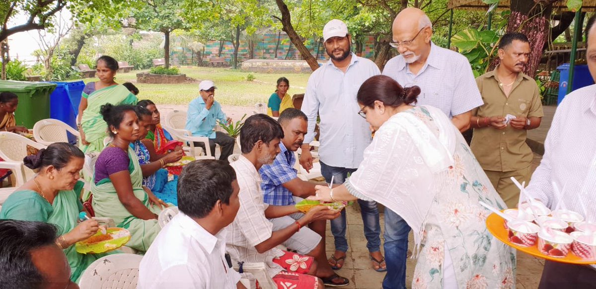 renu_hansraj's tweet photo. Humbled as we served food and distributed utility items /grains to dattak vasti /swd cleaners of the @mybmc sweepers during #SevaSaptah

Supported by @JuhuSoc Rotary Divas, Team @forward_69 n In A Nutshell foundation
@BJP4India @BJPLive @RSSorg @BJYM @ABVPVoice @bjpmaha https://t.co/RGmEI6XBrQ
