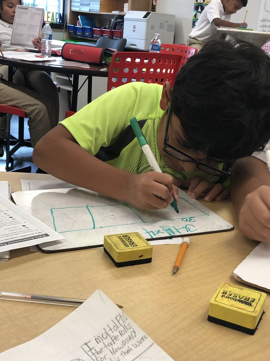 GuildaQuintero's tweet image. 4th grade Math Stations. Focused on task! 😎❤️