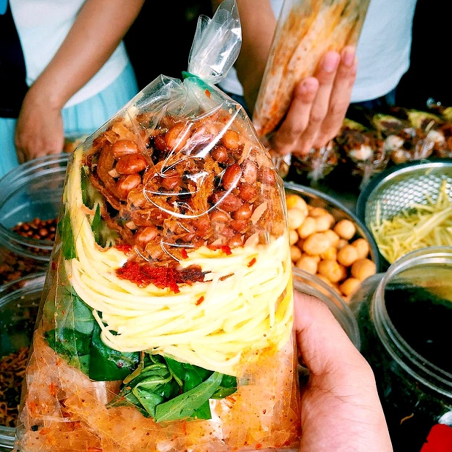 MyanmarTouching's tweet photo. "Banh trang tron" is a popular street food of Saigon people. The main ingredients off this dish are dry rice paper that is cut into thin strips and mixed with other pieces such as dried beef, dried squid, tamarind sauce, laksa leaves, chili powder, green mangoes or eggs..#vietnam https://t.co/0IpCINoDNl