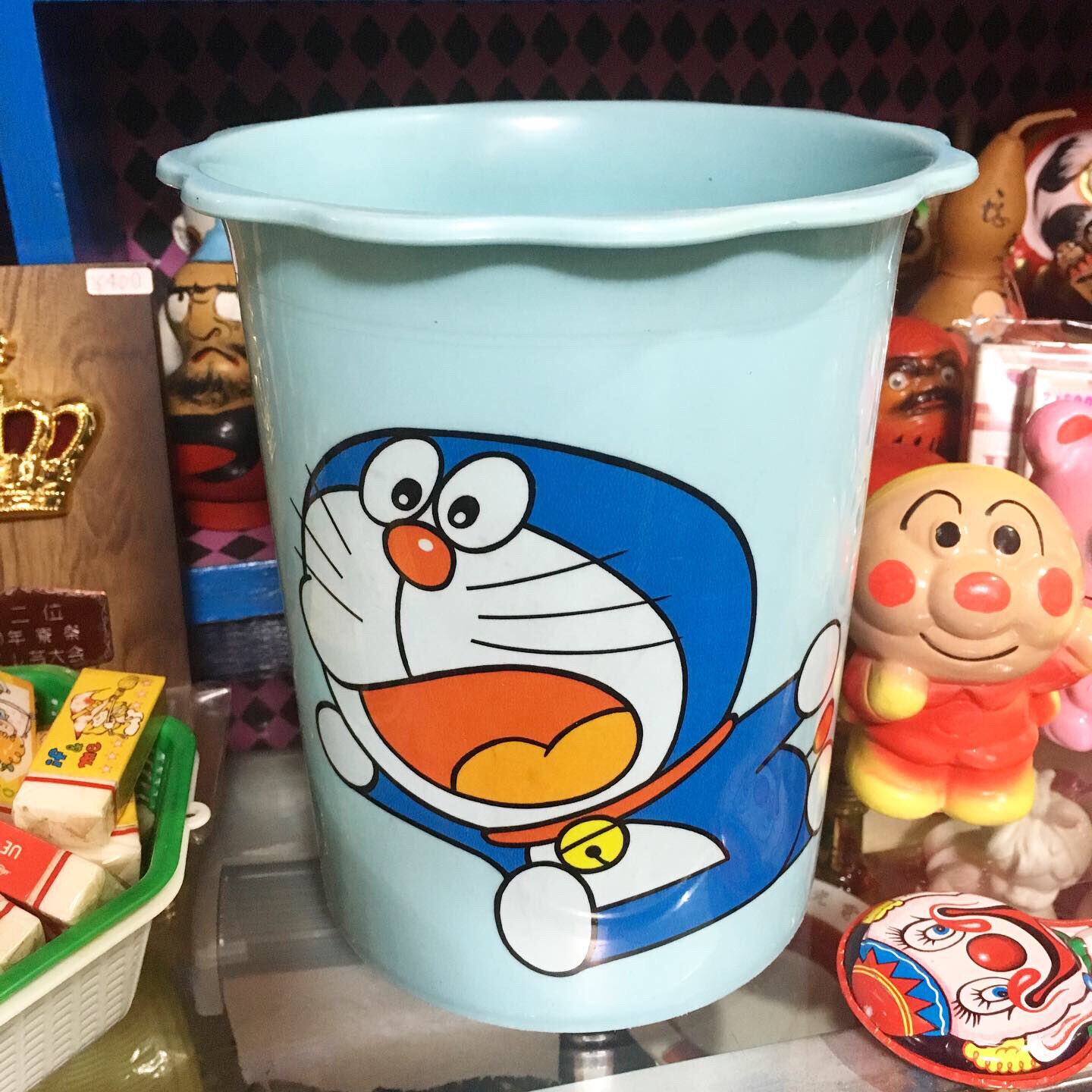 奇貨屋白昼夢 ドラえもんゴミ箱 なつかしいフラワー型のドラちゃんのゴミ箱です 直径18センチ 高さセンチ 邪魔にならない大きさです 小物入れにしても良い感じです 小傷などあります お値段00円です T Co Eqkzeezfjs Twitter 奇貨屋白昼夢 ドラえもんゴミ箱 なつかしいフラワー型のドラちゃんのゴミ箱です 直径18センチ 高さセンチ 邪魔にならない大きさです 小物入れにしても良い感じです 小傷などあります お値段00円です T Co Eqkzeezfjs Twitter