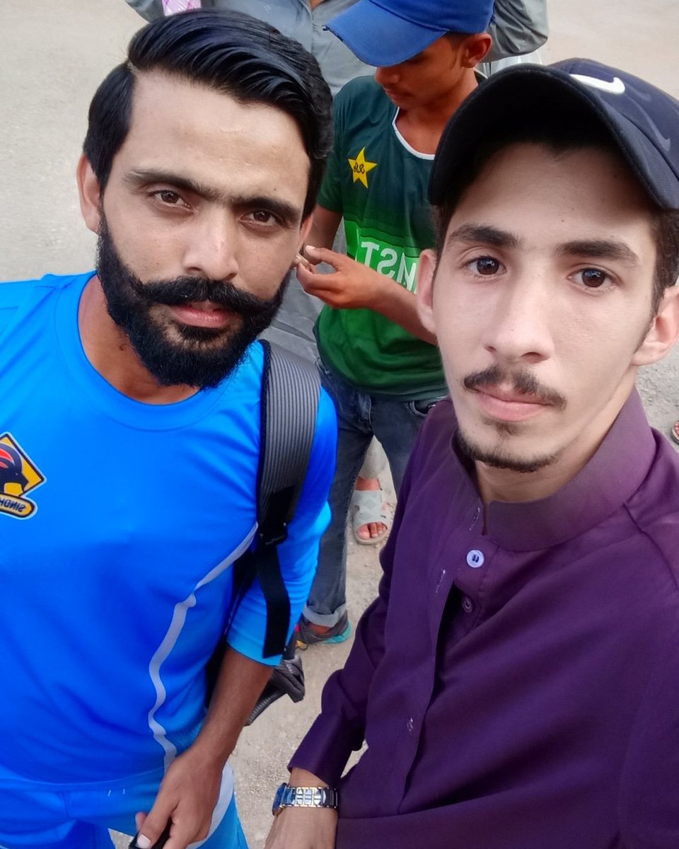 khelshel's tweet photo. .@iamfawadalam25 meets his fan😍
#Cricket #Pakistan #Karachi #Lahore #PCB #FawadAlam #QeA19 #QeaTrophy #Sindh #UBLGround #FantasyFootball https://t.co/2LBYK2o4UJ