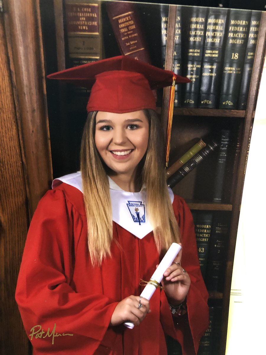 morgan08644929's tweet photo. Y’all we are doing the thing let’s get this bread and graduate !!! #BOB2019VEHS @VictoriaISD https://t.co/cCy0f9l7iq