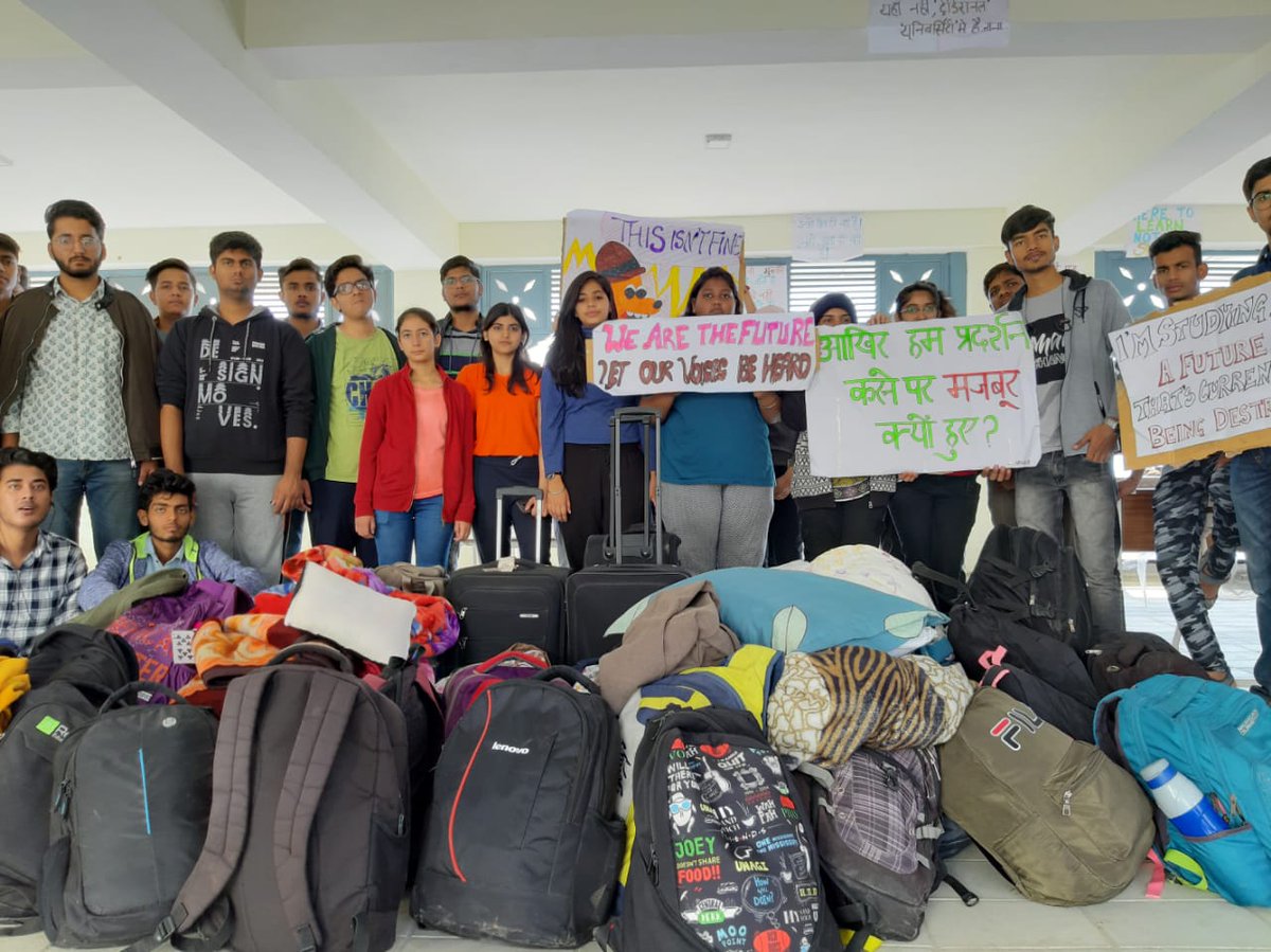 NamoMee60784484's tweet photo. Students vacate their respective  hostel. Who will think about the students from other states?
As it is not possible for them to go home on such a urgent notice.
#insaafhpnlu2 
#standwithHPNLU
https://t.co/7znnSq8kMq https://t.co/lAC0E2NbAE https://t.co/IyeLHeMooc