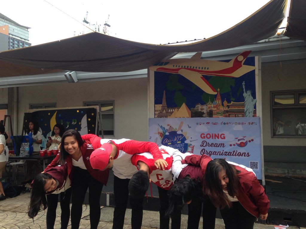 UST_ASC's tweet photo. Paci Rhutmos performs their “Run Up” routine.
#FlightAirMV0015
#RecFair2019
#kinseABANTE https://t.co/47touo4w75