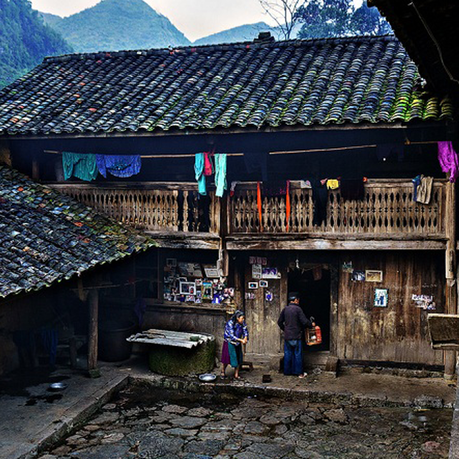MyanmarTouching's tweet photo. Pao’s house is a 80-years-old traditional house. It located in Lung Cam cultural tourism village, Ha Giang, Vietnam. It is the context of Pao’s Story that won the Golden Kite Award - a prestigious Vietnamese film award.
#hagiang #vietnam https://t.co/tBBiputfJM