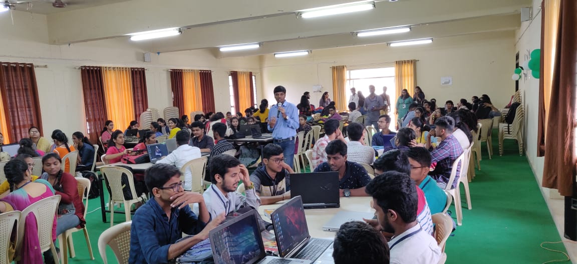 thesmartbridge's tweet photo. A House-full at #BIET for the National level event TekHack'19 on the emerging technologies of Artificial Intelligence, Machine Learning and Internet of Things #IoT #internetofthings #AI #ArtificialIntelligence #ML #MachineLearning #Datascience #IBM #IBMWatson #cloud #SmartBridge https://t.co/7WngsNd7i1