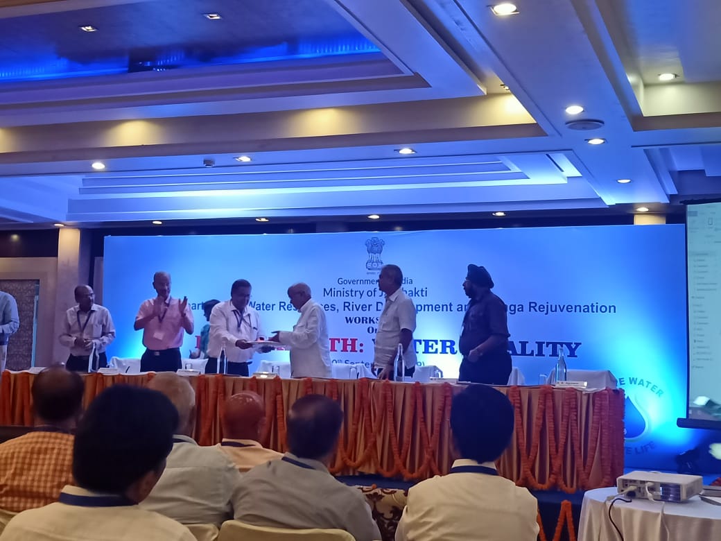 Chairman, CWC welcoming Chief Guest, Hon'ble Minister, WRD, Government of Bihar, Shri Narendra Narayan Yadav in the Workshop on #RiverHealth: #WaterQuality being organized by LGBO, CWC, Patna